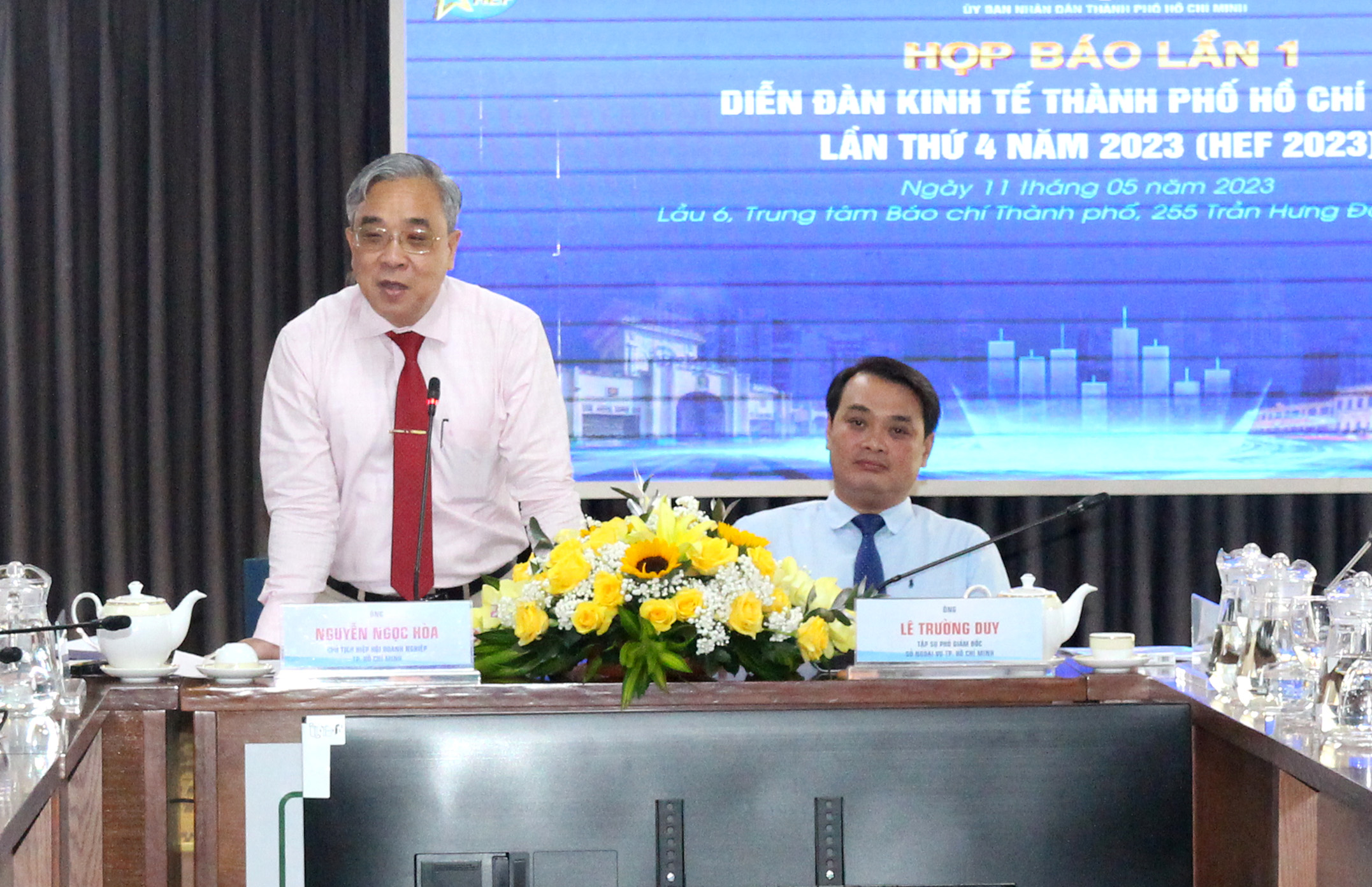Đồng chí Nguyễn Ngọc Hòa, Chủ tịch Hiệp hội doanh nghiệp Thành phố, đại diện ban tổ chức HEF 2023 phát biểu tại buổi báo (Ảnh: H.Hào).